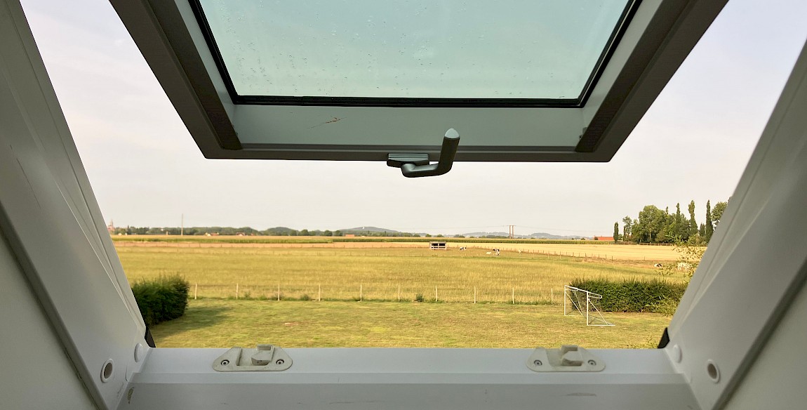 Adem in, adem uit met zicht op de Kemmelberg vanuit de Echo Lodge.