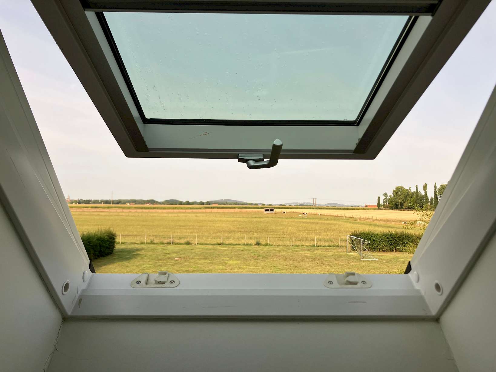 Adem in, adem uit met zicht op de Kemmelberg vanuit de Echo Lodge.